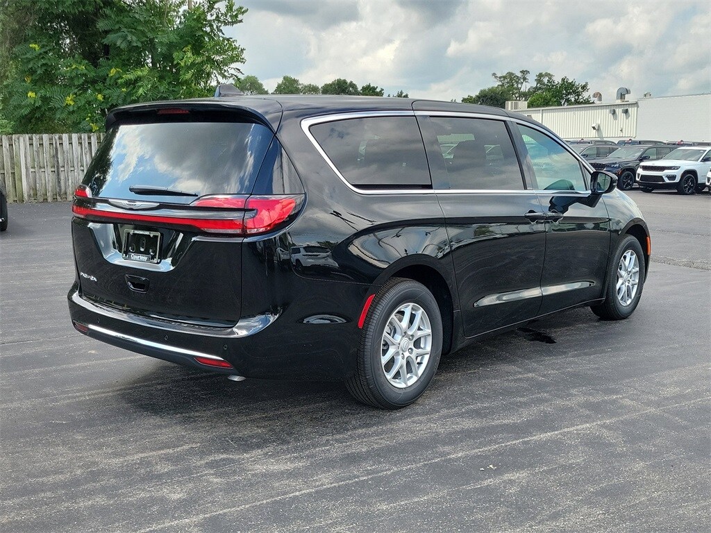 2026 Chrysler Pacifica photo 4
