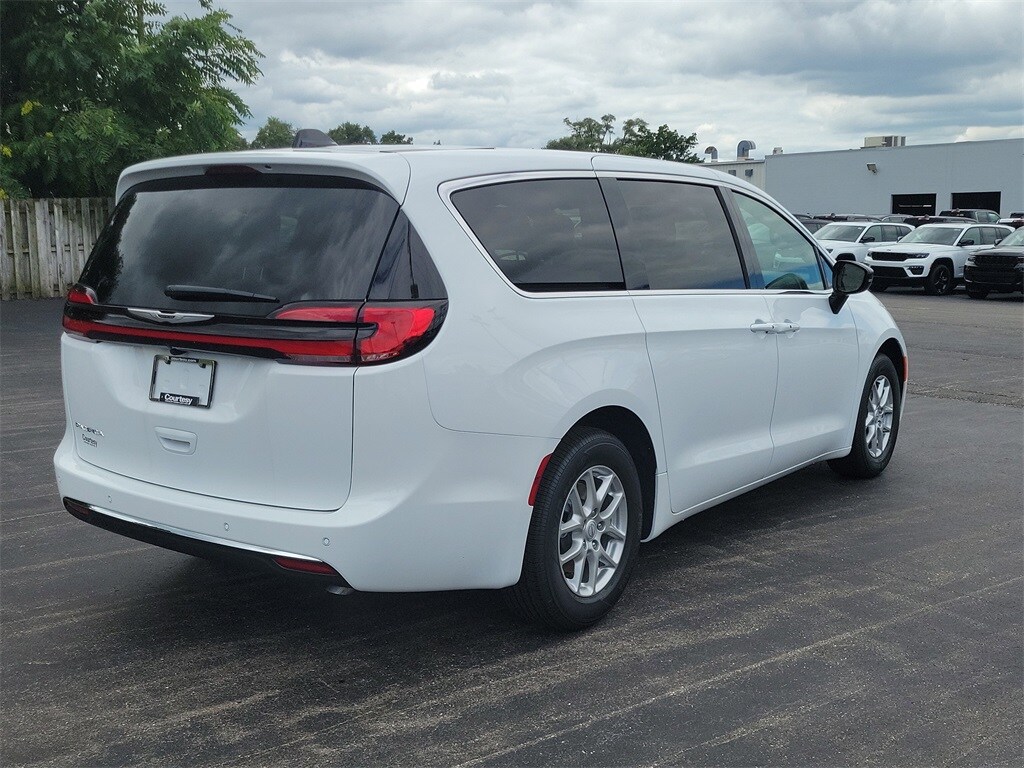 2026 Chrysler Pacifica photo 4