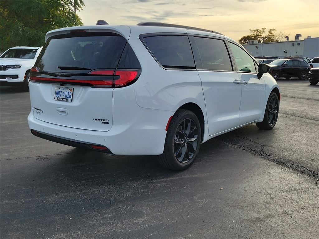 New 2026 Chrysler Pacifica LIMITED AWD Passenger Van