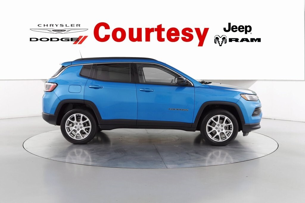 2022 Jeep Compass Latitude Lux photo 3