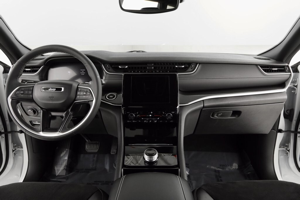 2023 Jeep Grand Cherokee Altitude photo 2