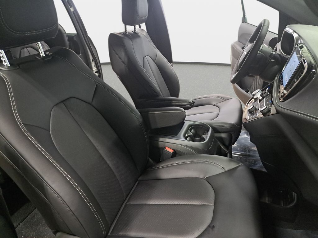 2026 Chrysler Pacifica Select - Photo 10
