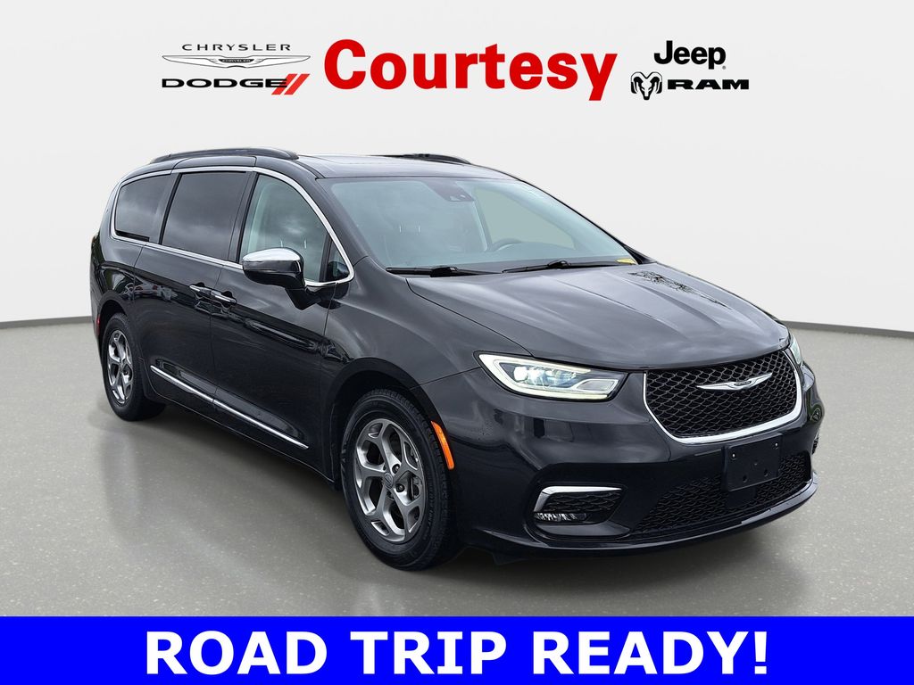 2023 Chrysler Pacifica Limited's photo