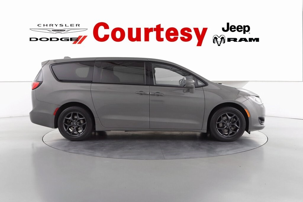 2020 Chrysler Pacifica Touring photo 2