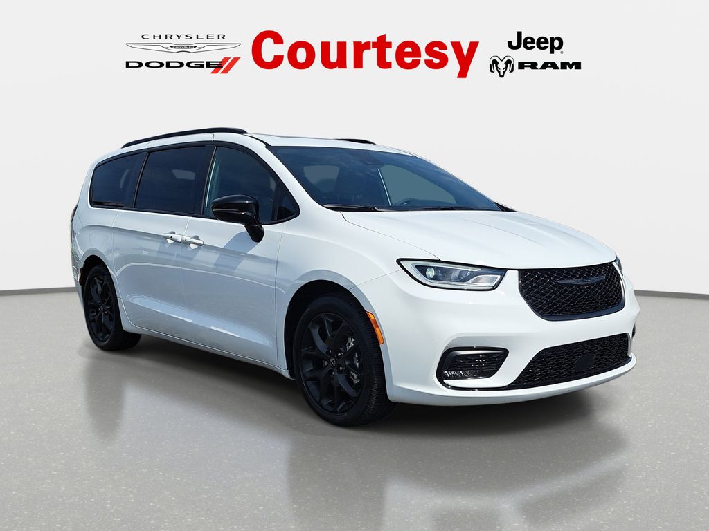 2025 Chrysler Pacifica Limited's photo