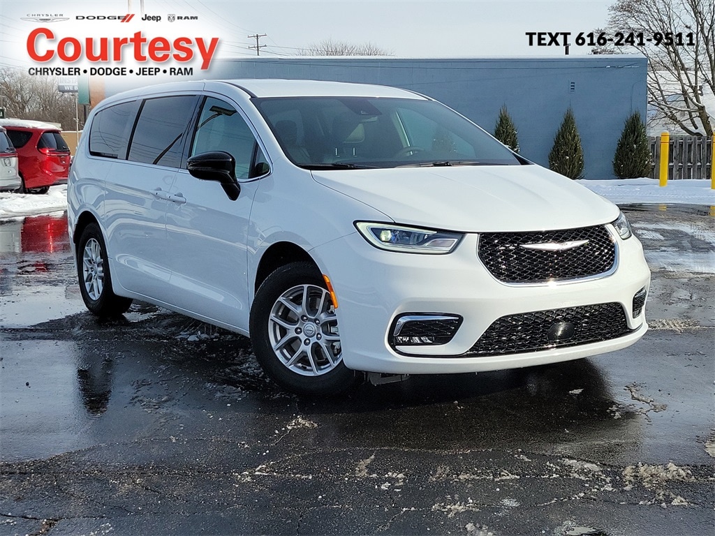 2026 Chrysler Pacifica Select's photo