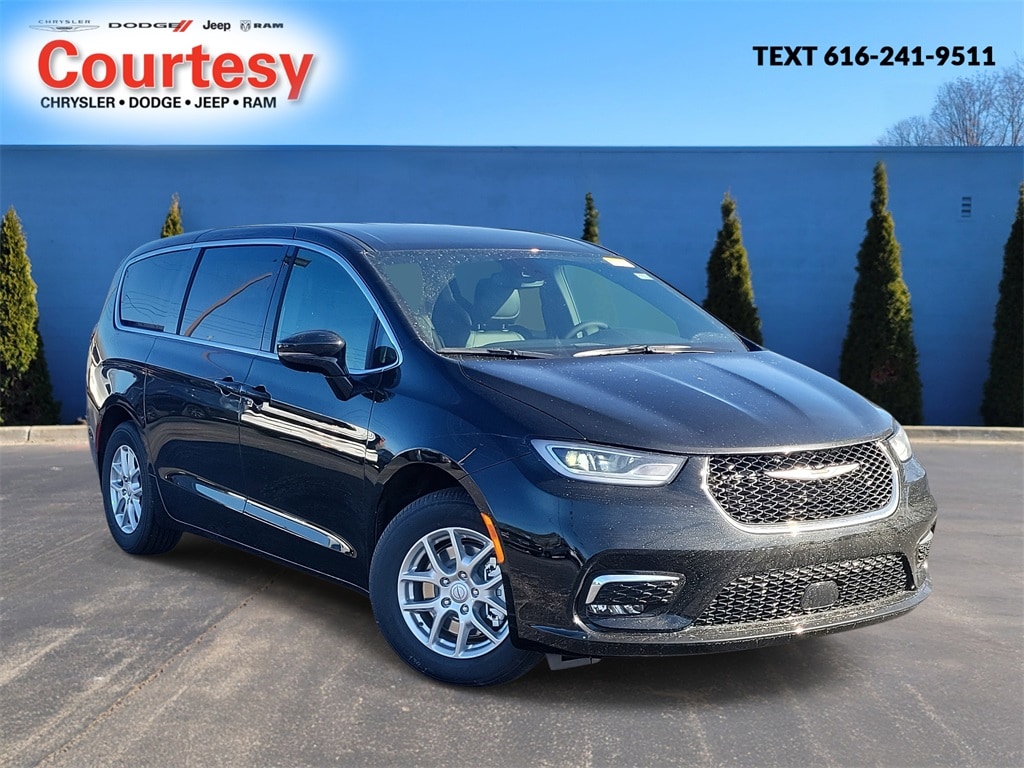 2026 Chrysler Pacifica Select's photo
