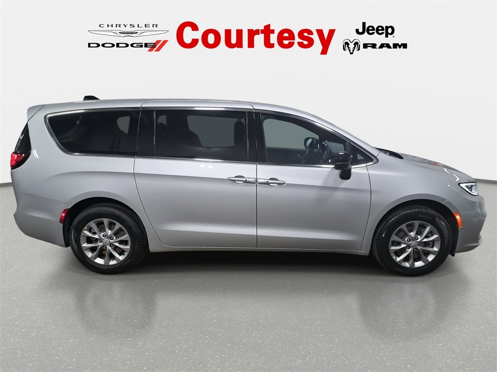 New 2026 Chrysler Pacifica SELECT AWD Passenger Van