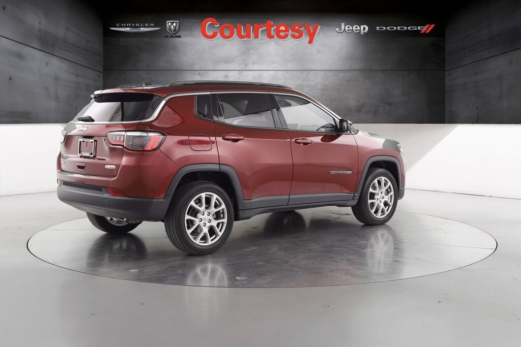2022 Jeep Compass Latitude Lux photo 3