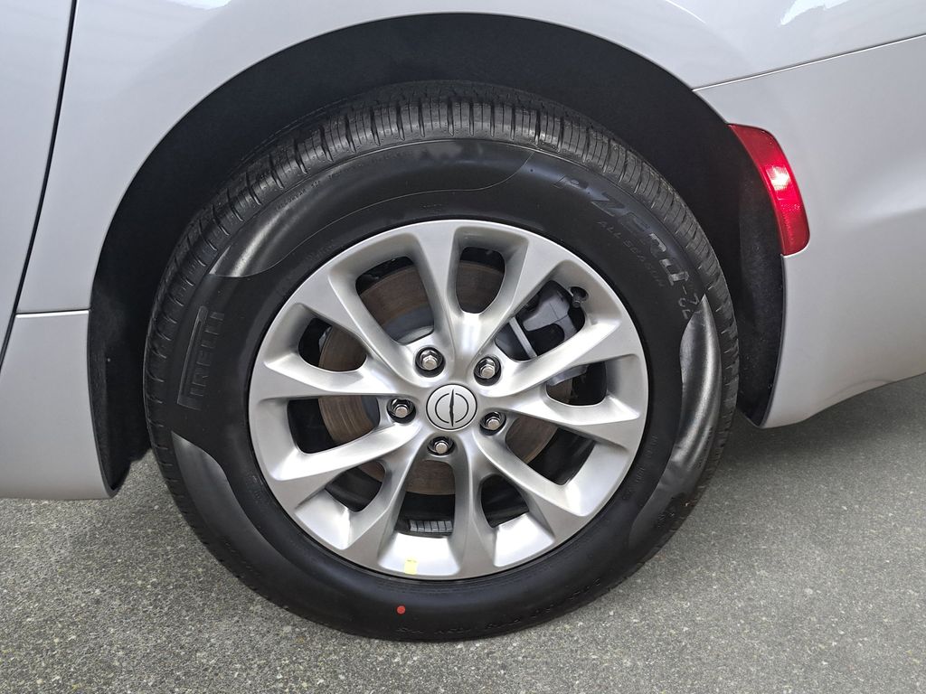 2026 Chrysler Pacifica Select - Photo 35