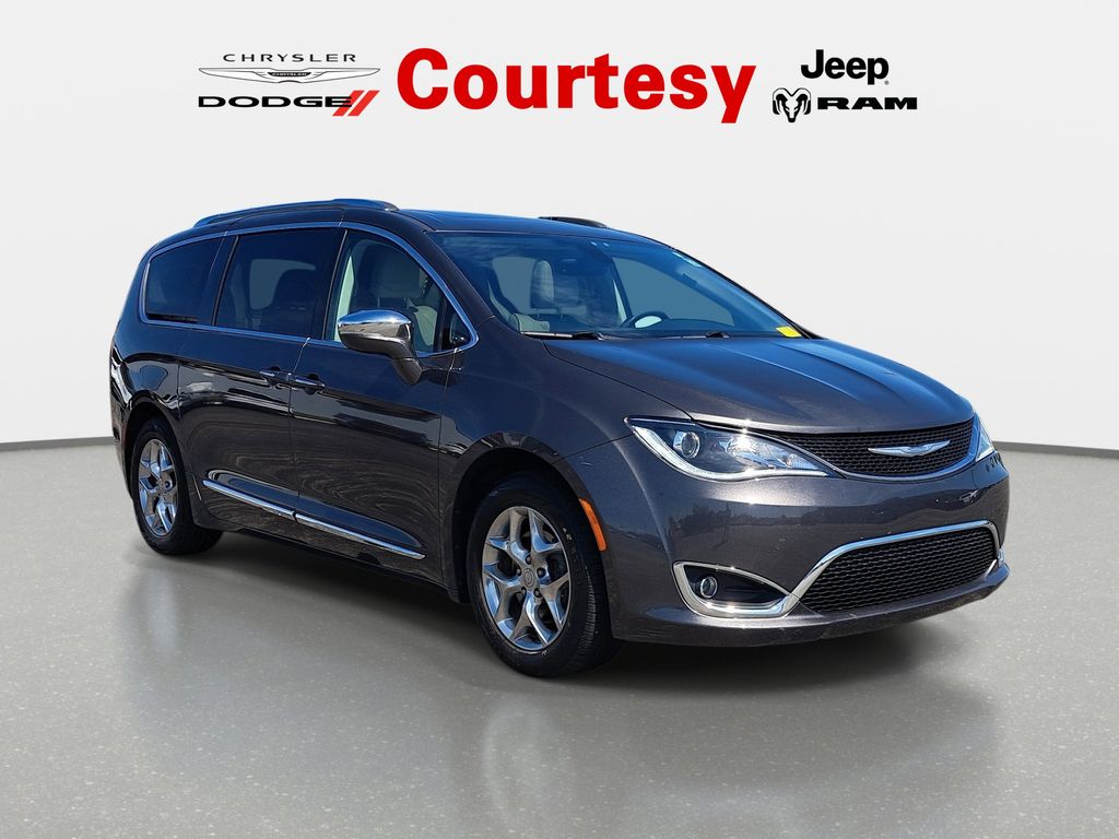 2018 Chrysler Pacifica Limited's photo