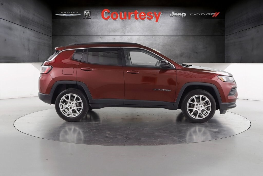 2022 Jeep Compass Latitude Lux photo 2