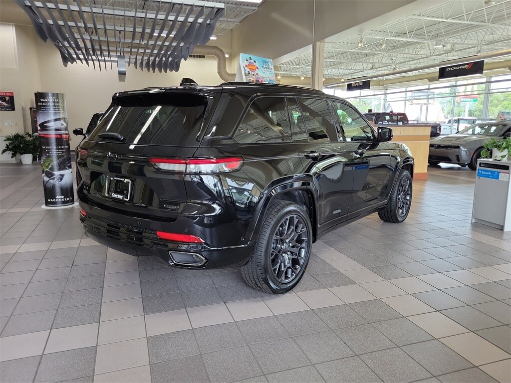 2025 Jeep Grand Cherokee Summit photo 3