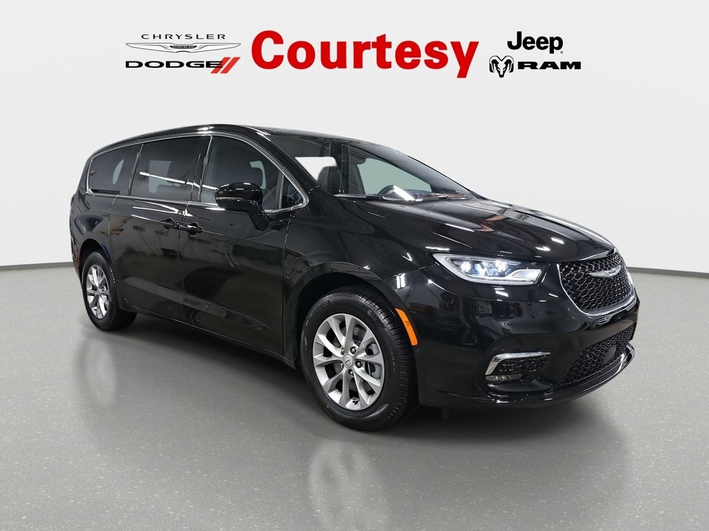 2026 Chrysler Pacifica Select's photo