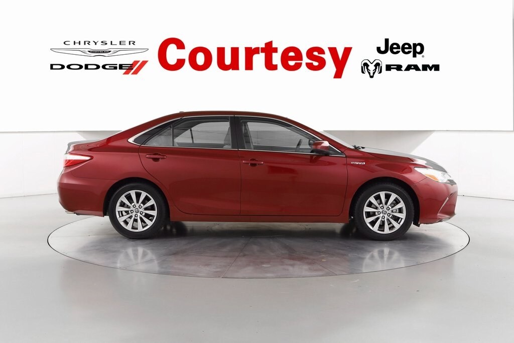 2015 Toyota Camry Hybrid LE photo 2