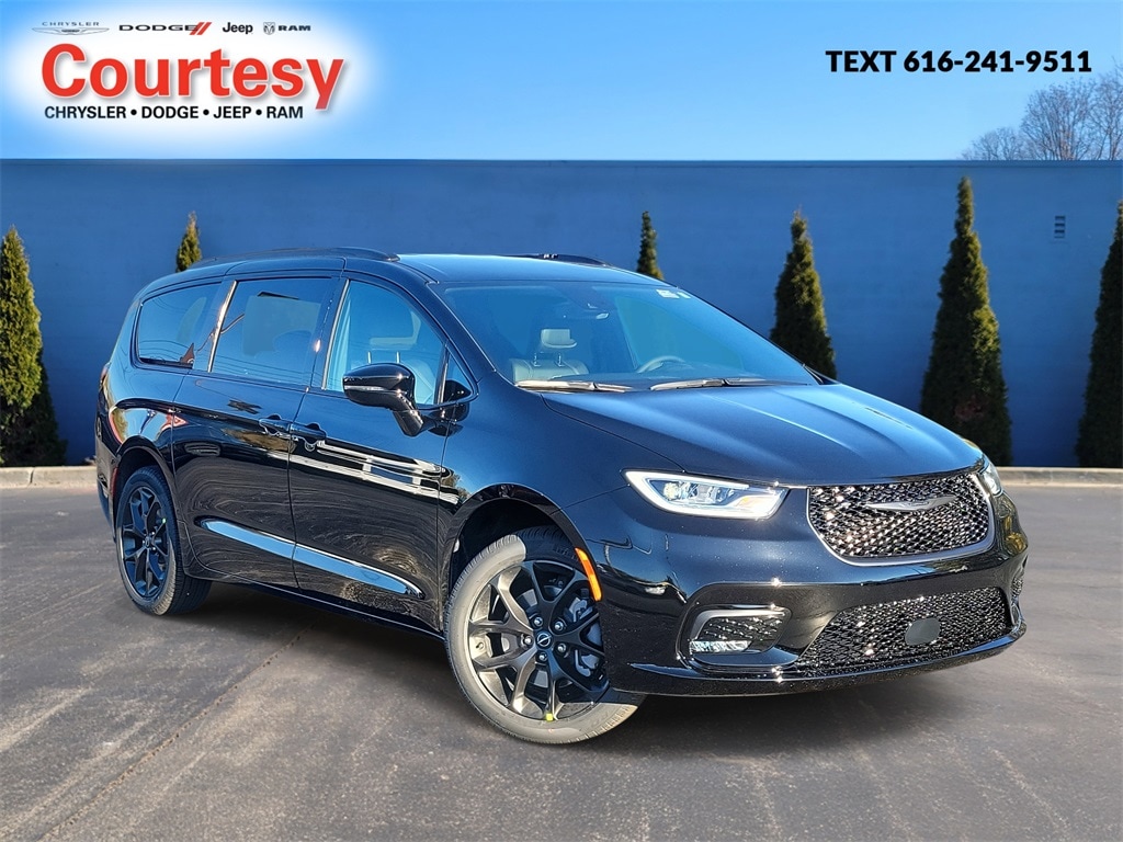 2026 Chrysler Pacifica Select's photo
