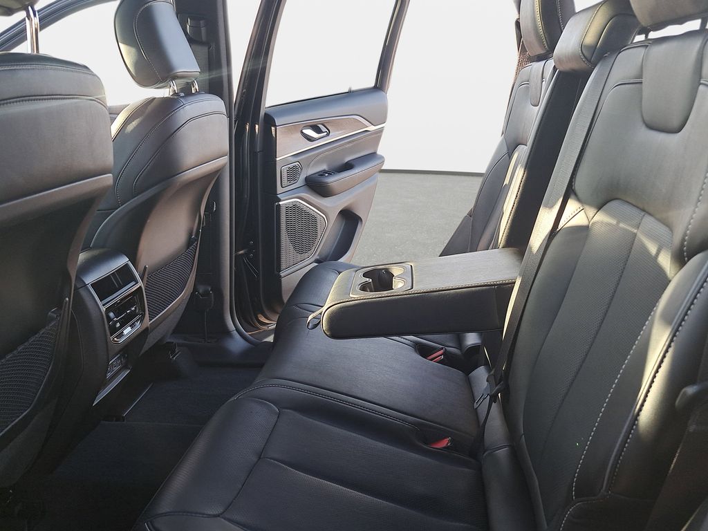 2023 Jeep Grand Cherokee Overland - Photo 16