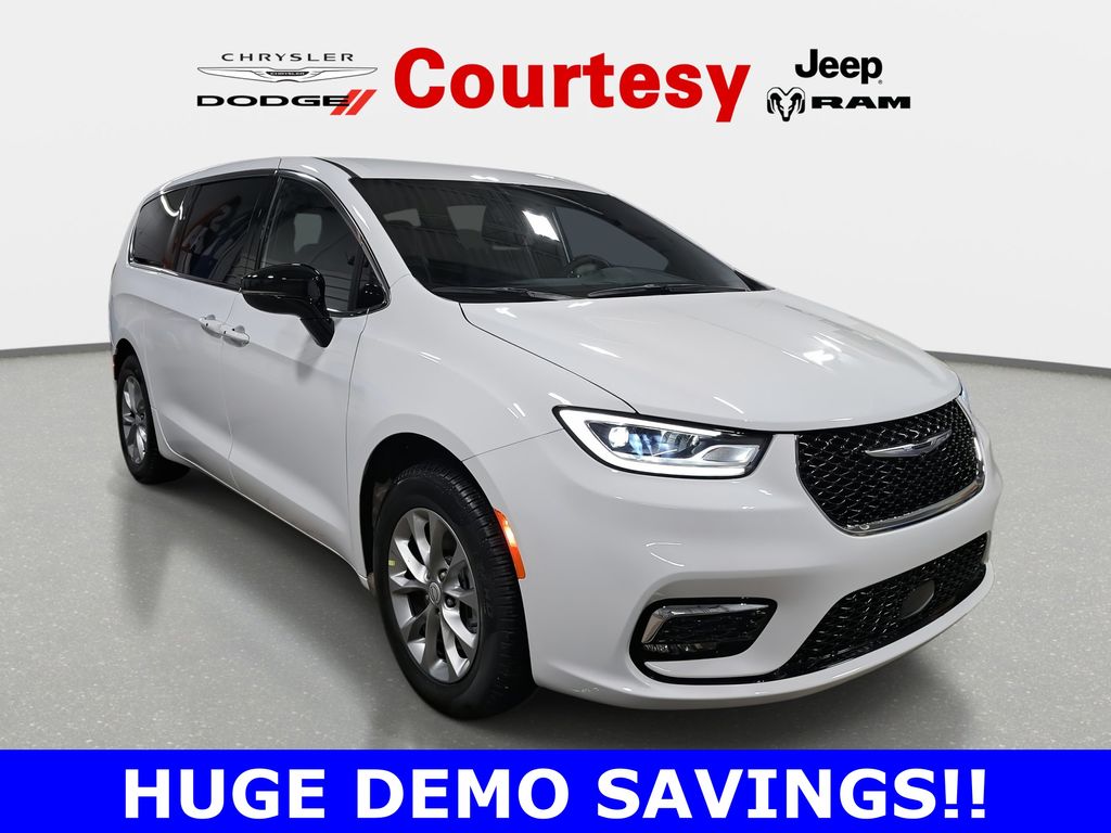 2026 Chrysler Pacifica Select AWD's photo