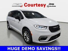 2026 Chrysler Pacifica SELECT AWD Passenger Van