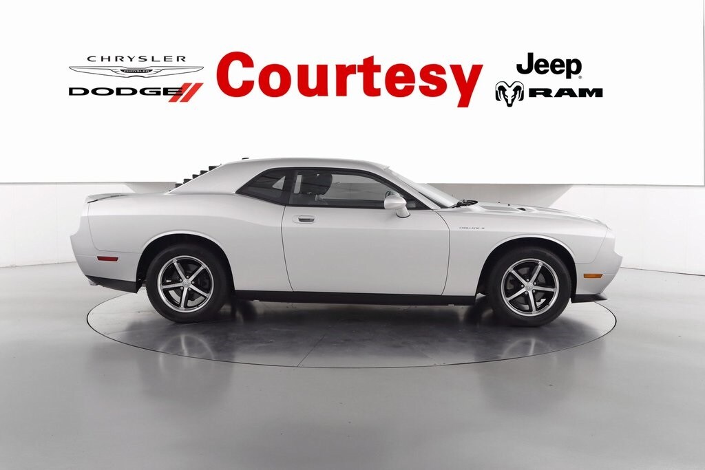 2010 Dodge Challenger SE photo 3