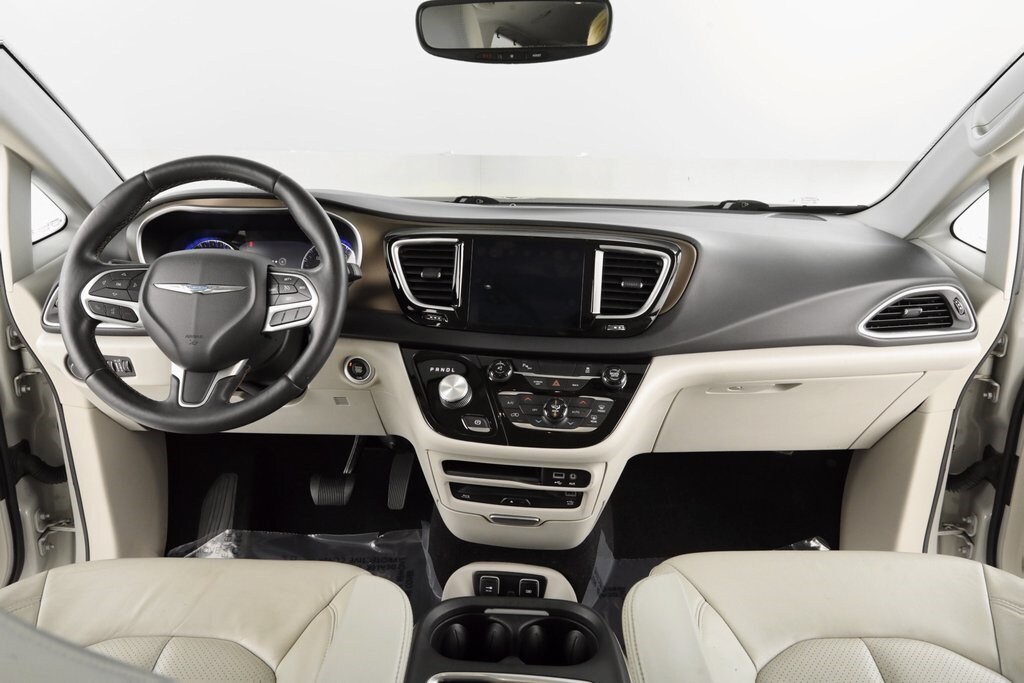 2017 Chrysler Pacifica Touring Plus photo 2