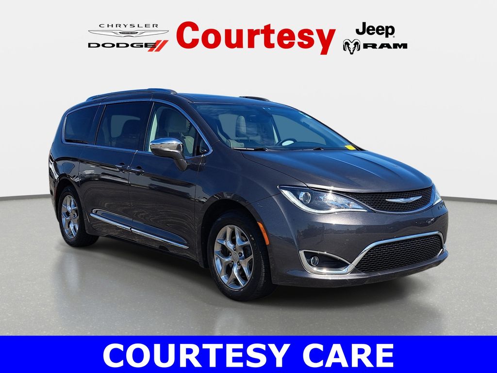 2018 Chrysler Pacifica Limited's photo