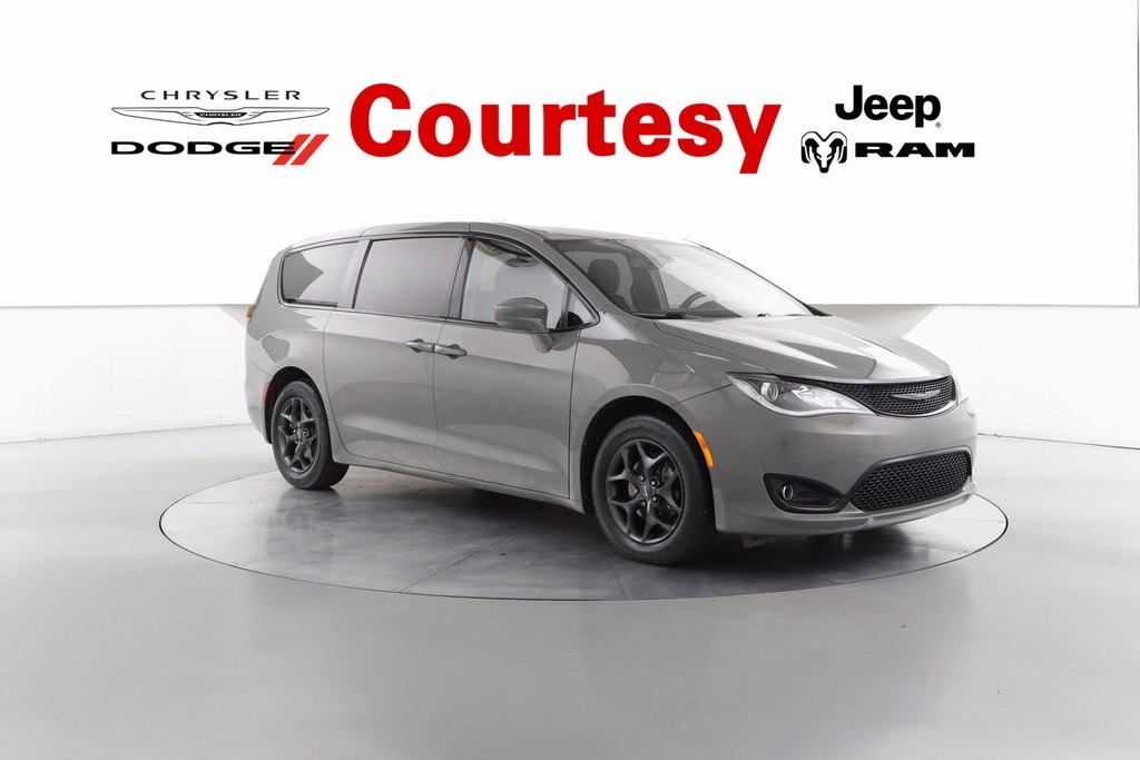 2020 Chrysler Pacifica Touring's photo