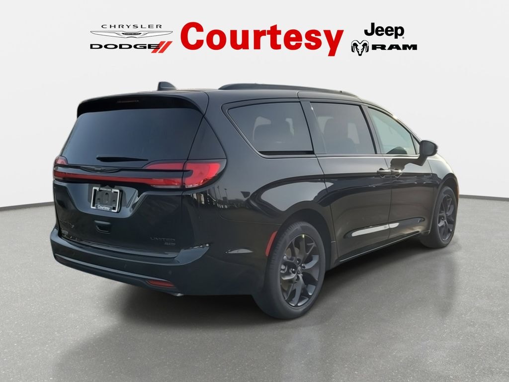 New 2026 Chrysler Pacifica LIMITED AWD Passenger Van