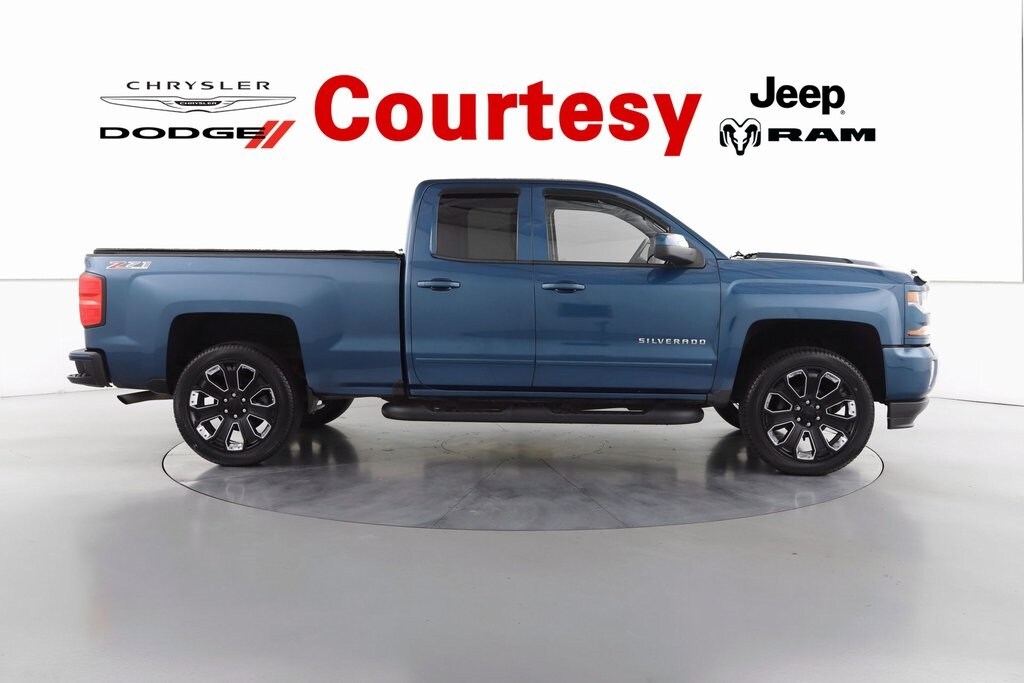 2016 Chevrolet Silverado 1500 LT photo 2