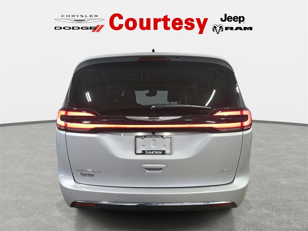 New 2026 Chrysler Pacifica SELECT AWD Passenger Van