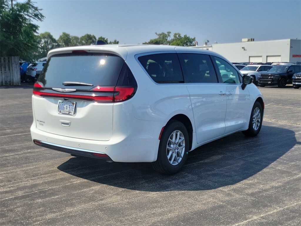 2026 Chrysler Pacifica photo 4