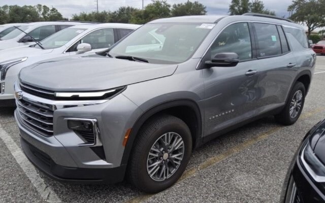 2025 Chevrolet Traverse photo 2