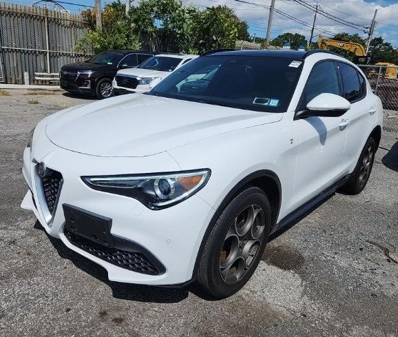 2022 Alfa Romeo Stelvio Ti photo 2