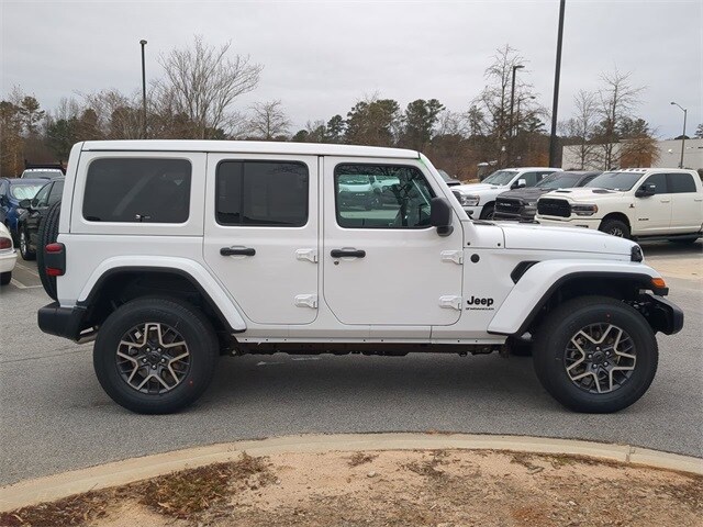 2025 Jeep Wrangler Sahara photo 3