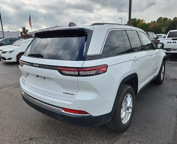 2023 Jeep Grand Cherokee Laredo photo 3