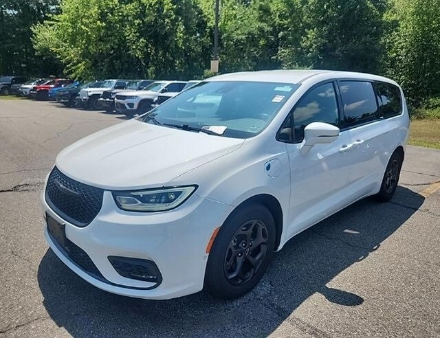 2022 Chrysler Pacifica Hybrid Touring L photo 2