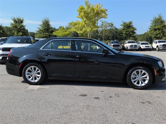 2022 Chrysler 300 Touring photo 3
