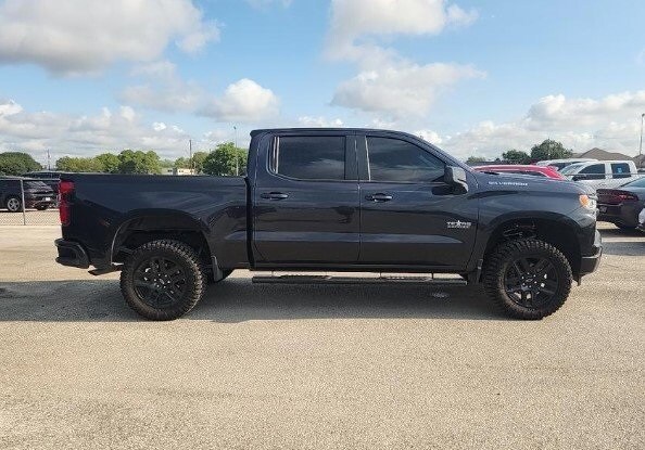 2023 Chevrolet Silverado 1500 RST photo 2