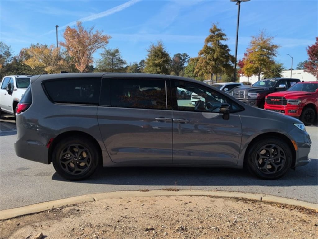Used 2023 Chrysler Pacifica Hybrid Limited Minivan/Van