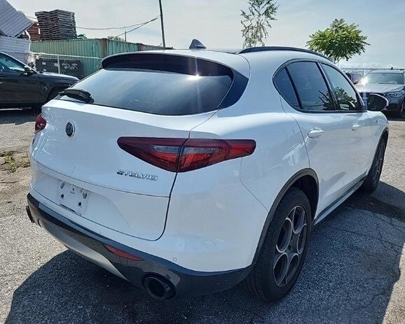 2022 Alfa Romeo Stelvio Ti photo 3