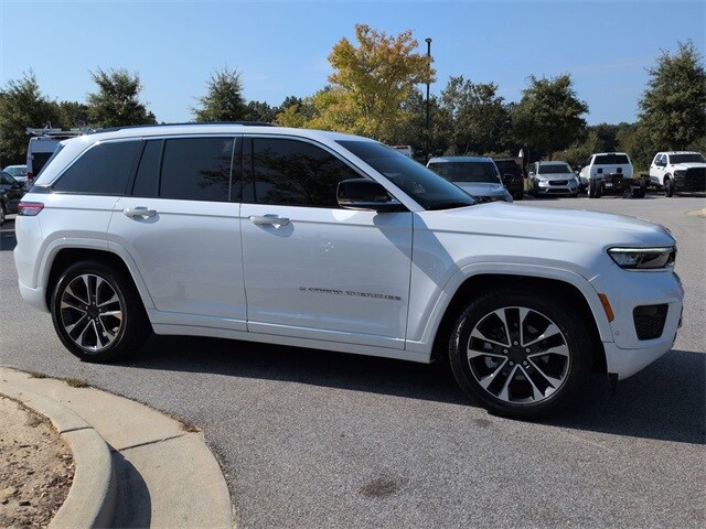 2023 Jeep Grand Cherokee Overland photo 2