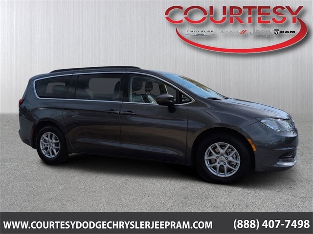 2021 Chrysler Voyager's photo