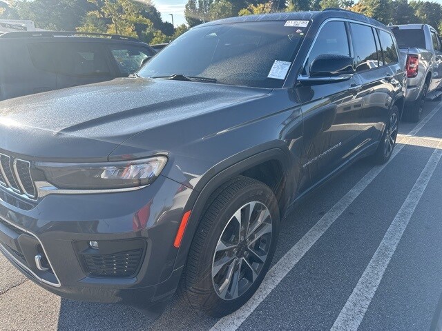 2022 Jeep Grand Cherokee Overland photo 2