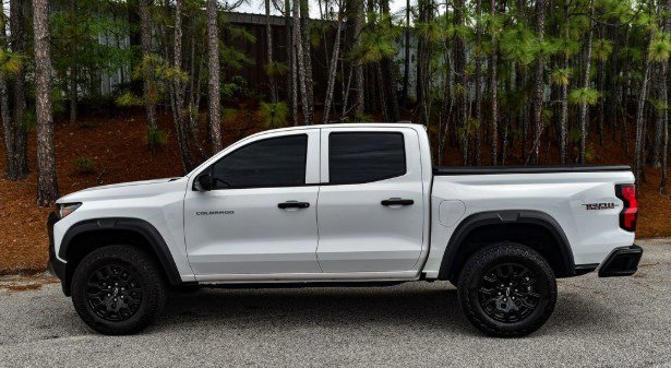 2024 Chevrolet Colorado Trail Boss - Photo 2