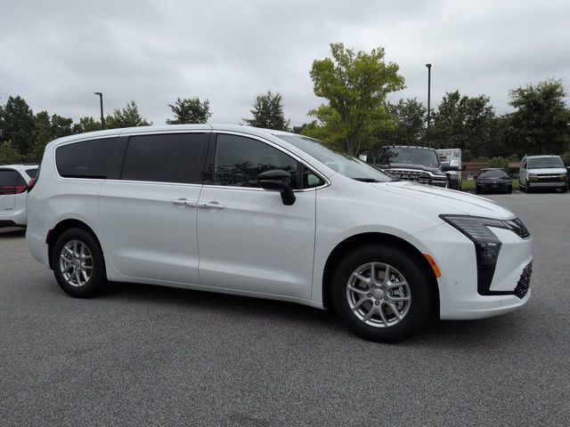 2027 Chrysler Pacifica Select's photo