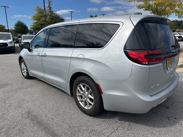 2024 Chrysler Pacifica Touring L photo 2