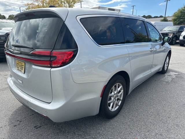 2024 Chrysler Pacifica Touring L photo 3