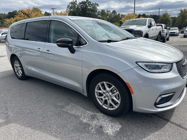 2024 Chrysler Pacifica Touring L photo 4