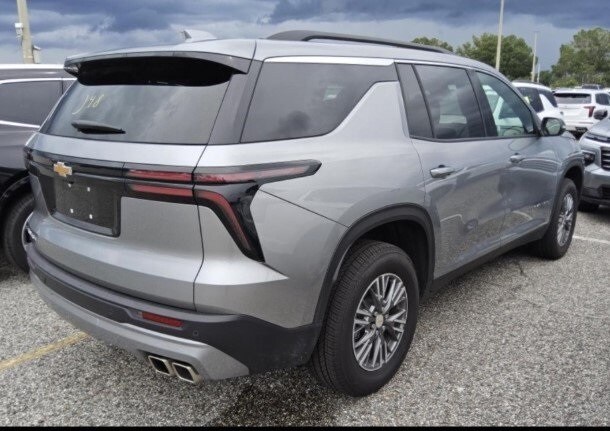 2025 Chevrolet Traverse photo 3
