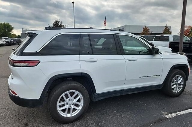 2023 Jeep Grand Cherokee Laredo photo 2